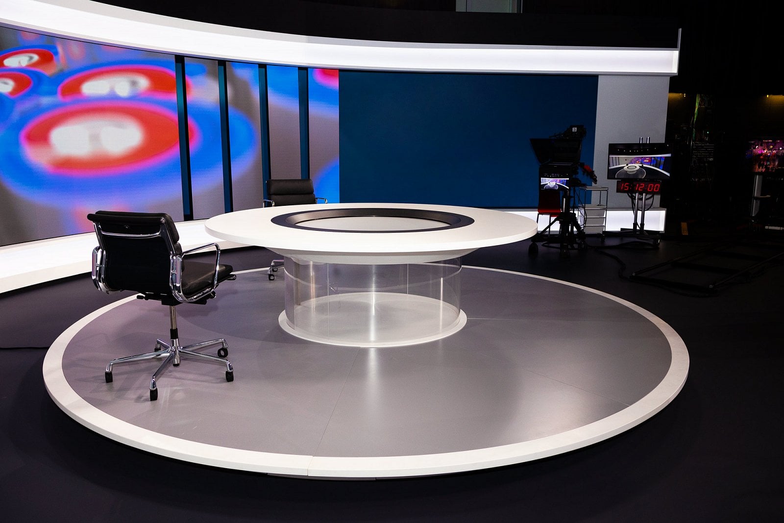 Realizace nového studia zabrala čtyři měsíce, poprvé se z něj vysílalo v neděli 5. září 2021.