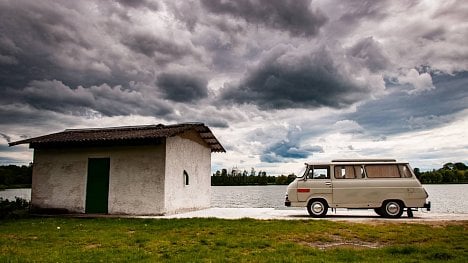 Náhledový obrázek - Za volantem Škody 1203 Camp: obytný vůz z dob socialistického Československa