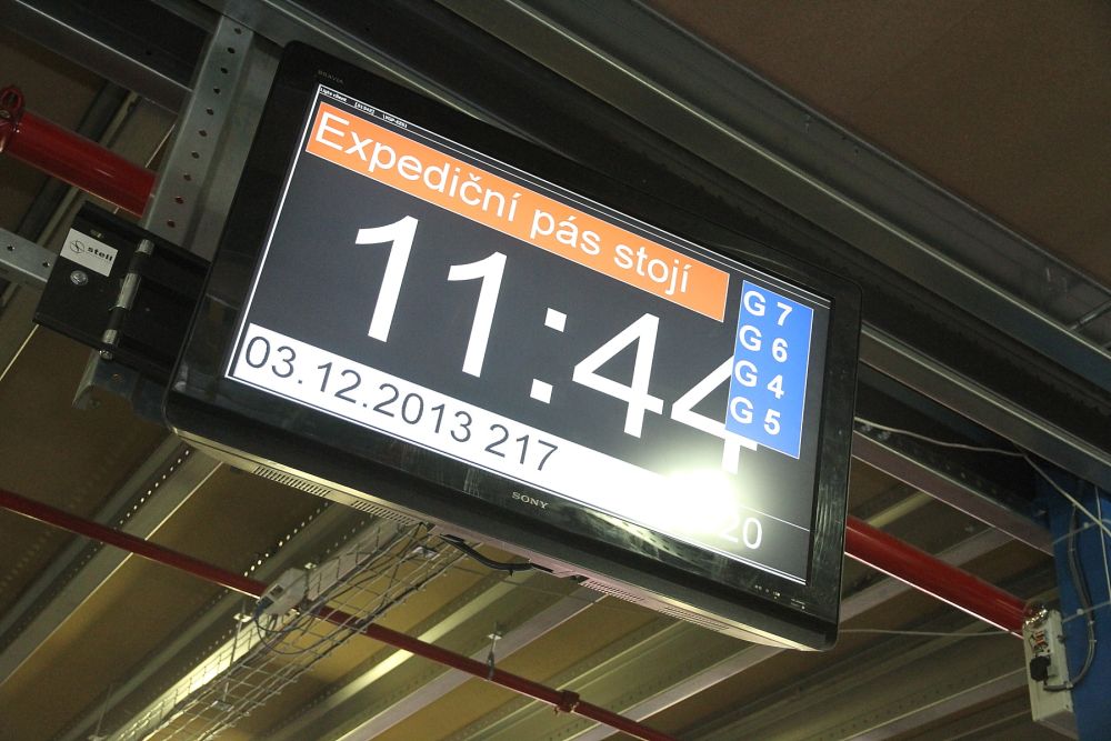 Pás stojí. Na vině není čas oběda, ale zaseknutý balík.