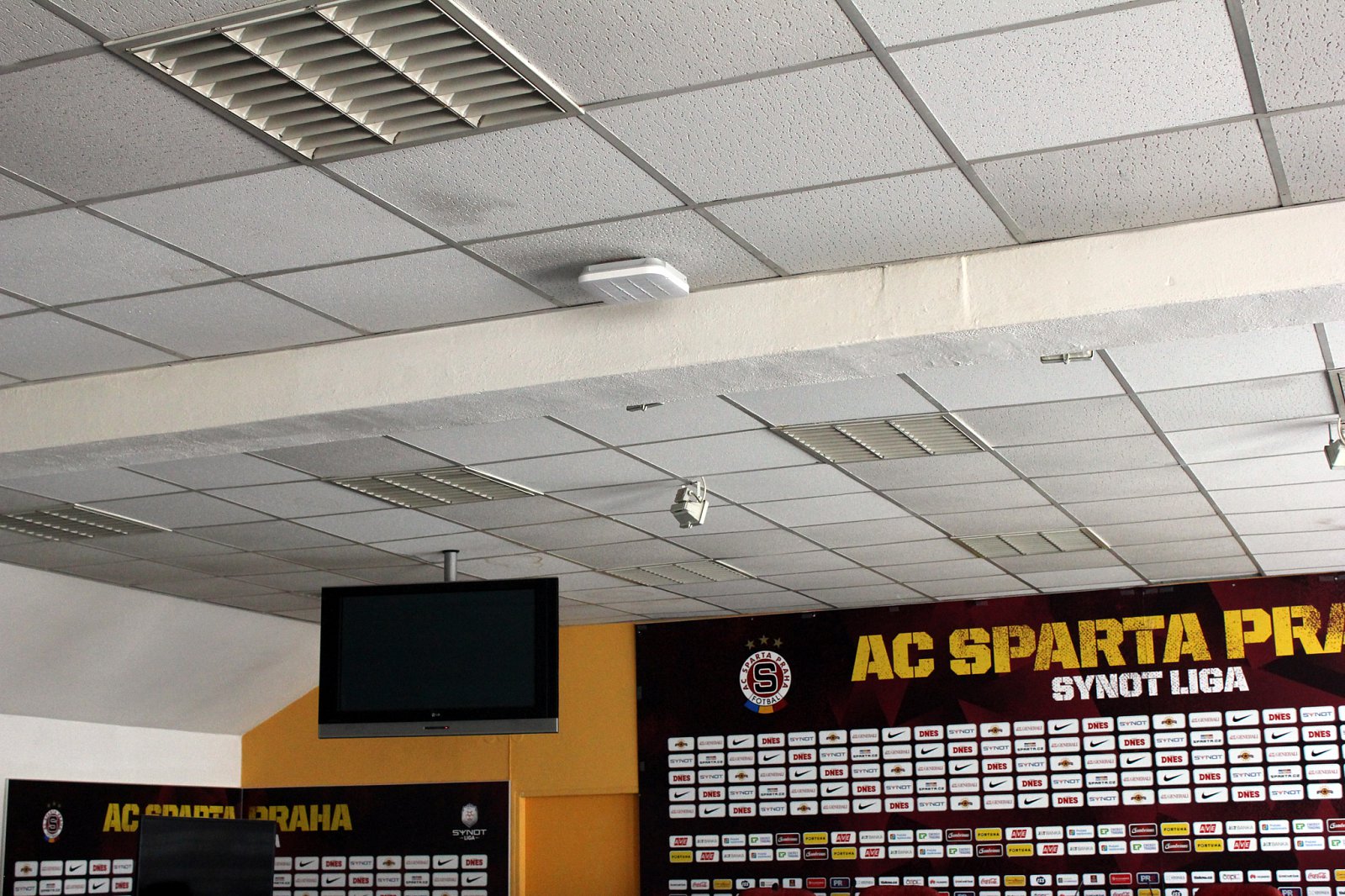 Část AP je instalována vevnitř - například v tiskovém středisku nebo ve VIP saloncích.