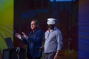 Jeffrey Wright s headsetem pro Mixed Reality na Dell Technologies World 2018