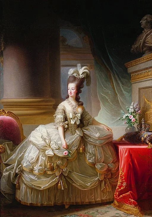 Mdloby při velmi komplikovaném porodu přepadly také královnu Marii Antoinetu (1755–1793) – dcera císařovny Marie Terezie. Když zcela vysílená přiváděla na svět dceru Marii Terezii Šarlotu, která jako jediná z jejích dětí přežila Velkou francouzskou revoluci, byla obklopena tolika zvědavými lidmi, že úplně vydýchali vzduch v místnosti.