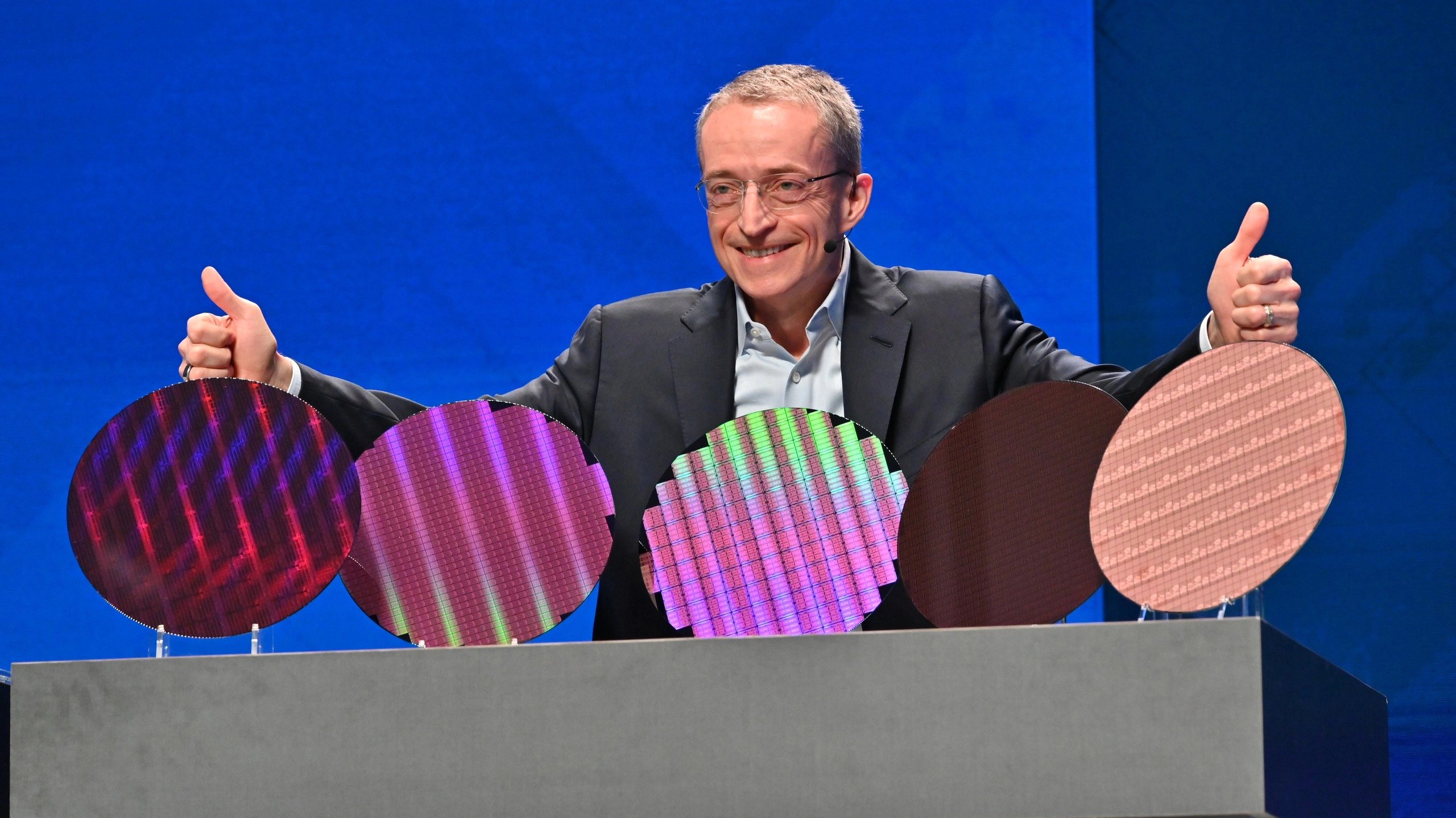 Šéf Intelu Patrick Gelsinger ukazuje křemíkové wafery vyráběné na procesech Intelu. Mělo by jít o wafery vyrobené 7nm, 4nm, 3nm, 2nm a 1,8nm procesem, jelikož to má být demonstrace splnění plánu yyvinout za čtyři roky těchto pět procesů