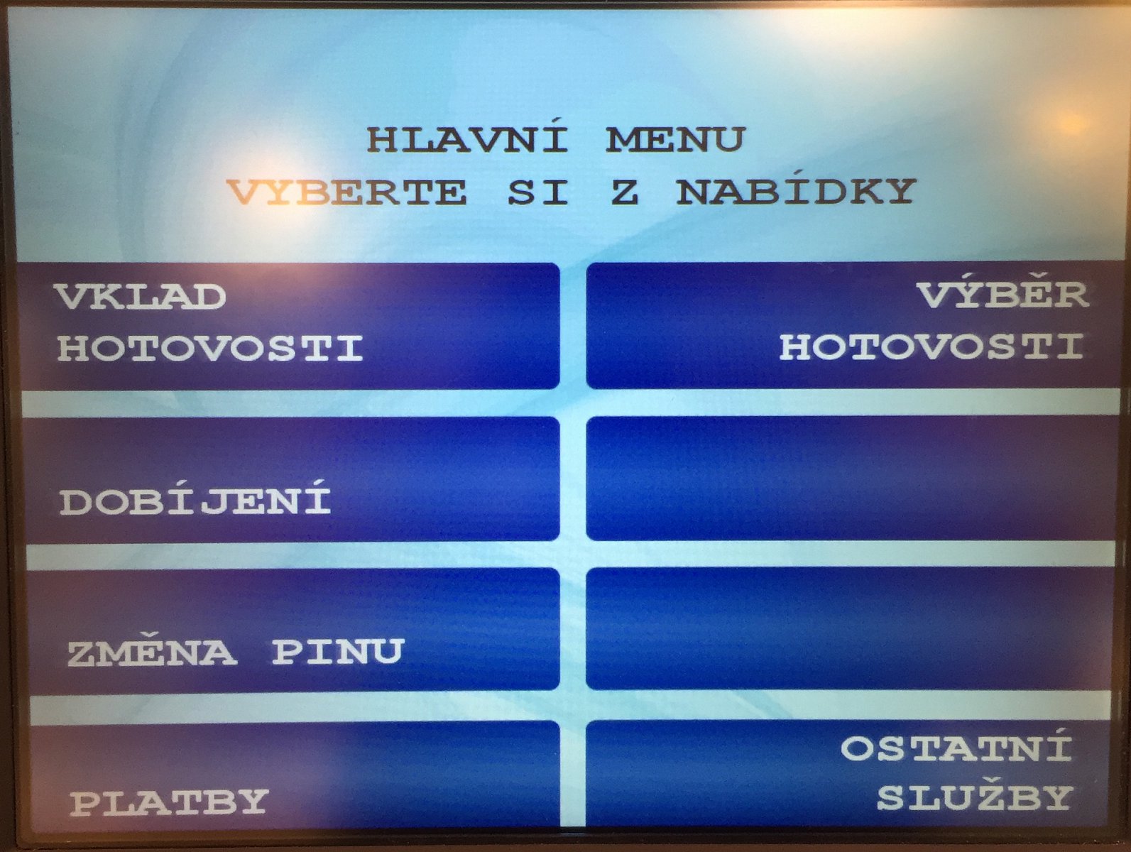 Vkladomat České spořitelny. S platebními kartami ČS lze vložit hotovost i na účty jiných bank.