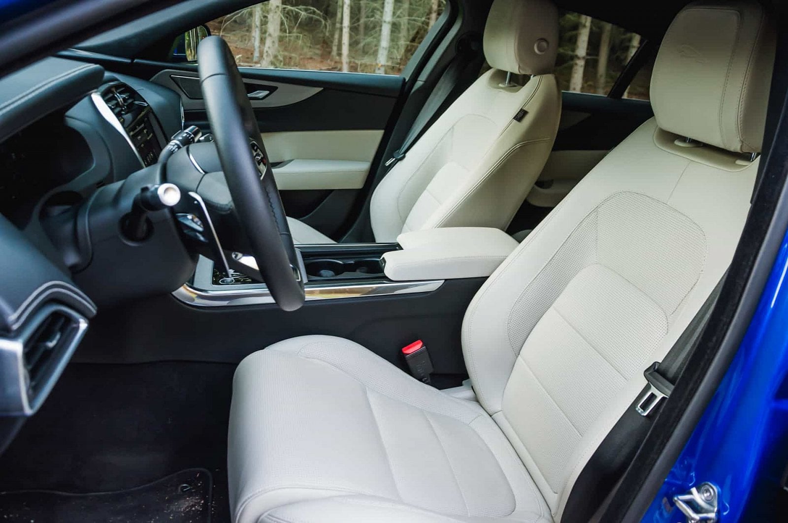 2019-09-Jaguar-XE-P300-AWD-17-of-24.jpg