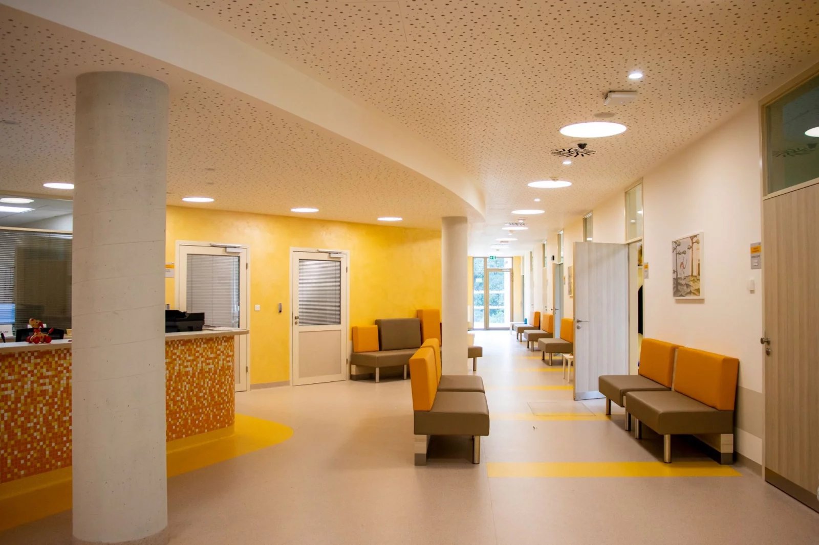 Psychiatrická péče našla zázemí v moderně zařízeném pavilonu. Žlutá nebyla použita náhodou.