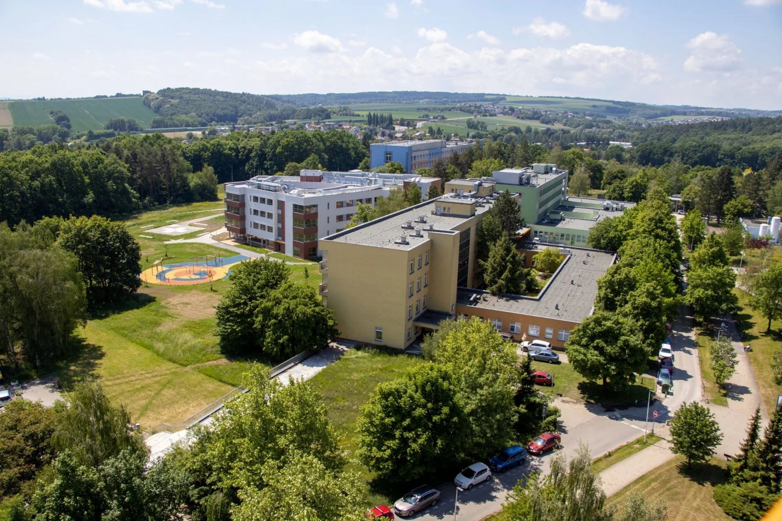 Fakultní nemocnice Ostrava otevřela v srpnu 2022 nový psychiatrický pavilon (na snímku bílá budova vzadu vlevo).