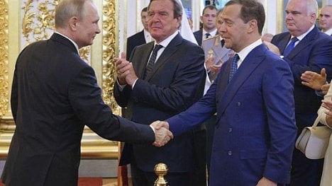 Náhledový obrázek - Putin se stal počtvrté prezidentem, na premiéra navrhl Medveděva