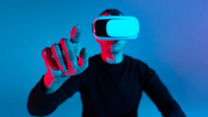 VR, AR, MR, XR – technologie budoucnosti. Neon. Evropan v neonových brýlích pro virtuální realitu na pozadí s barevným přechodem. Mužský portrét. Koncept lidských emocí, mimiky, moderních gadgetů a technologií. Loo