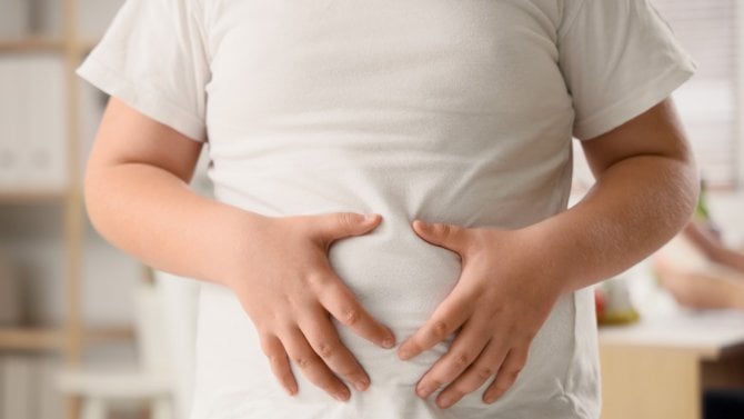 Dětská obezita, chlapec v bílém triku