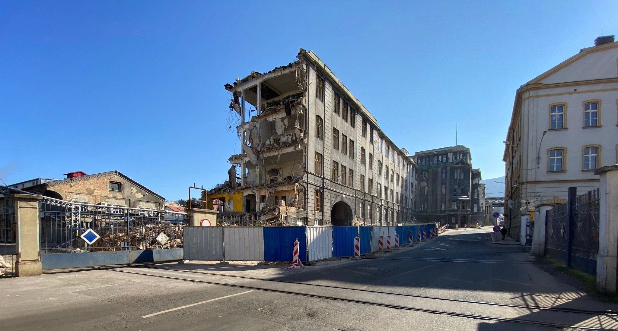 Bourání jedné z budov bývalé Setuzy, březen 2023.