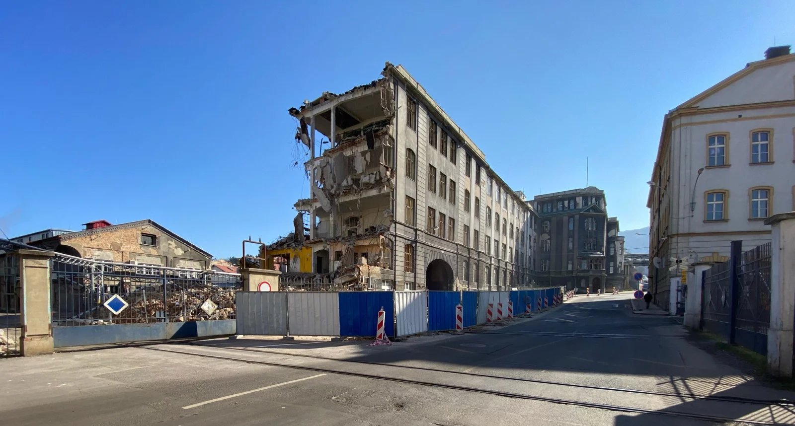 Bourání jedné z budov bývalé Setuzy, březen 2023.