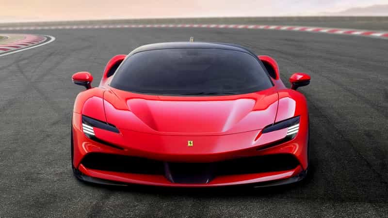 Ferrari SF90 je plug-in hybrid s trojicí elektromotorů a dojezdem 25 km. A také nejvýkonnější Ferrari historie