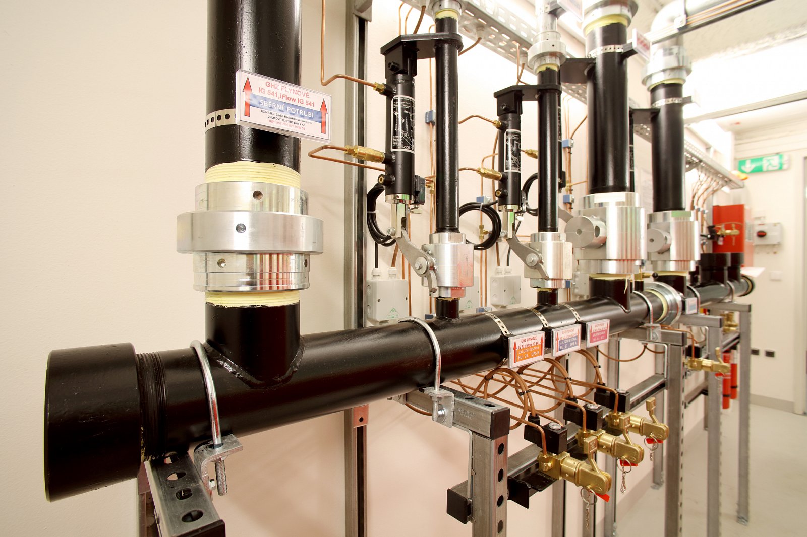 Každý sál je jinak velký a vyžaduje jiné množství plynu a jiný tlak. Tomu odpovídají různé průměry potrubí.