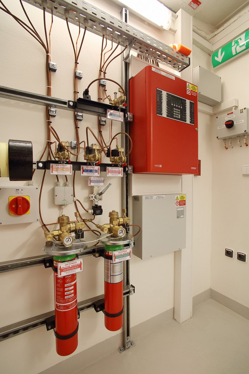 Žádný velký požár tady ještě neměli. Občas se stane, že začne doutnat nějaký levnější prvek, který klienti instalují do svých racků. Automatický
detekční systém takové případy spolehlivě odhalí.