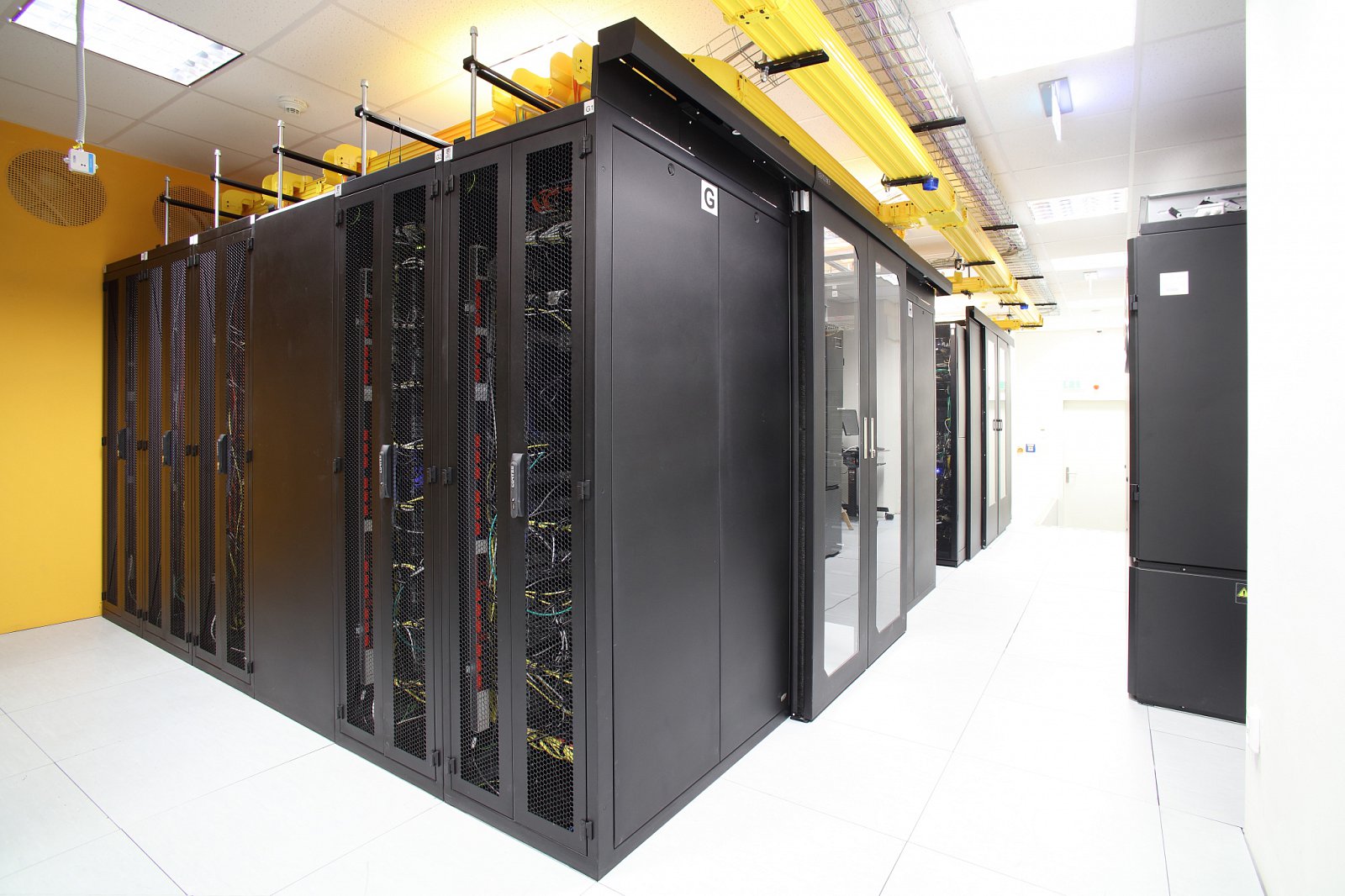 DC Tower má momentálně pět datasálů - jeden je pro privátní služby, jeden slouží pro cloud ČRa a tři jsou určeny klientům serverhousingových služeb.