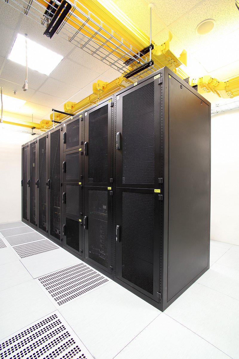 ČRa si zakládají na zabezpečení datacentra. Vstupy jsou jištěny kartou, citlivější místa také biometrickými čtečkami (otisk prstu, u vchodu je také snímač biometrických bodů v obličeji). Racky jsou v klasických klecích.