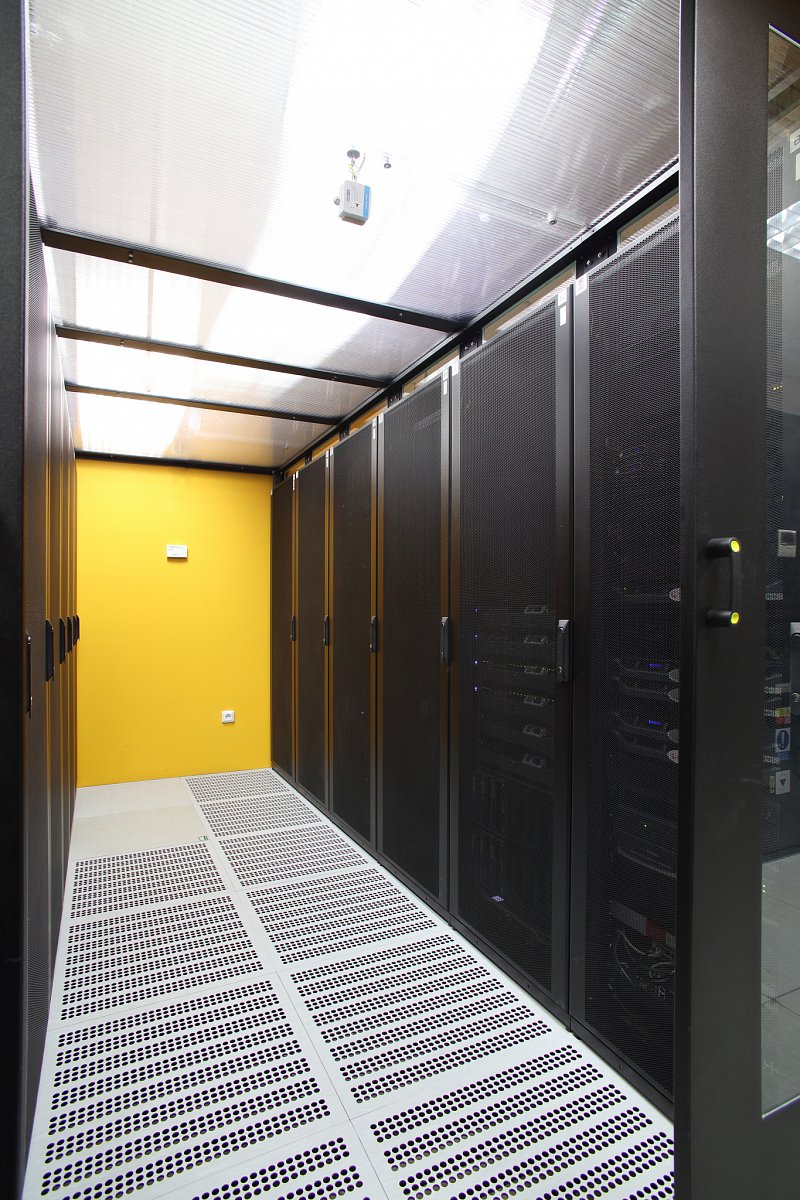 Tzv. studená ulička, která je shora zakrytovaná. Chlazení probíhá přes chladící kostky v podlaze.