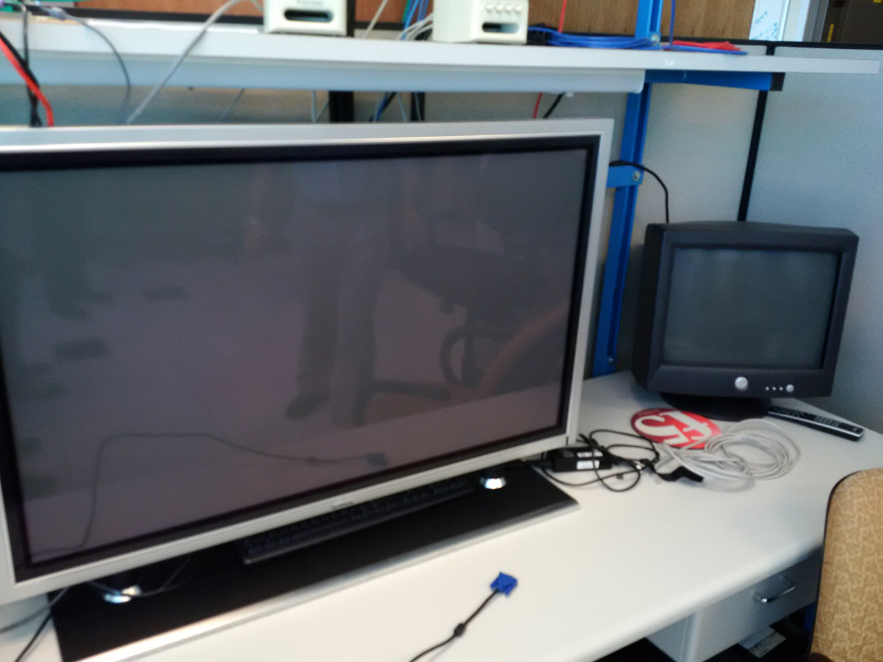 Dell Labs v Texasu. Testovat se dá na nových i starých monitorech.