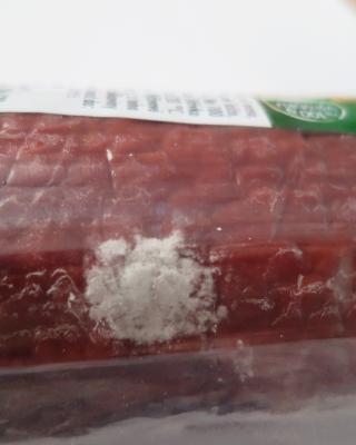 Vysočina 300 g. Kategorie: Nebezpečné potraviny. Nevyhovující parametr: plísně okem viditelné. Na povrchu potraviny se vyskytovala plíseň. Potravina neměla porušený obal. Při kontrole nebyly zjištěny nevyhovující teplotní podmínky skladování tohoto výrobku. Potravina neměla prošlé datum minimální trvanlivosti. Výrobce: KMOTR - Masna Kroměříž a.s. Distributor: DC Jirny. Místo kontroly: Penny Market s.r.o., Žďár nad Sázavou