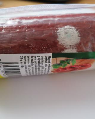 Vysočina 300 g. Kategorie: Nebezpečné potraviny. Nevyhovující parametr: plísně okem viditelné. Na povrchu potraviny se vyskytovala plíseň. Potravina neměla porušený obal. Při kontrole nebyly zjištěny nevyhovující teplotní podmínky skladování tohoto výrobku. Potravina neměla prošlé datum minimální trvanlivosti. Výrobce: KMOTR - Masna Kroměříž a.s. Distributor: DC Jirny. Místo kontroly: Penny Market s.r.o., Žďár nad Sázavou