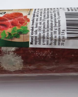 Vysočina 300 g. Kategorie: Nebezpečné potraviny. Nevyhovující parametr: plísně okem viditelné. Na povrchu potraviny se vyskytovala plíseň. Potravina neměla porušený obal. Při kontrole nebyly zjištěny nevyhovující teplotní podmínky skladování tohoto výrobku. Potravina neměla prošlé datum minimální trvanlivosti. Výrobce: KMOTR - Masna Kroměříž a.s. Distributor: DC Jirny. Místo kontroly: Penny Market s.r.o., Žďár nad Sázavou