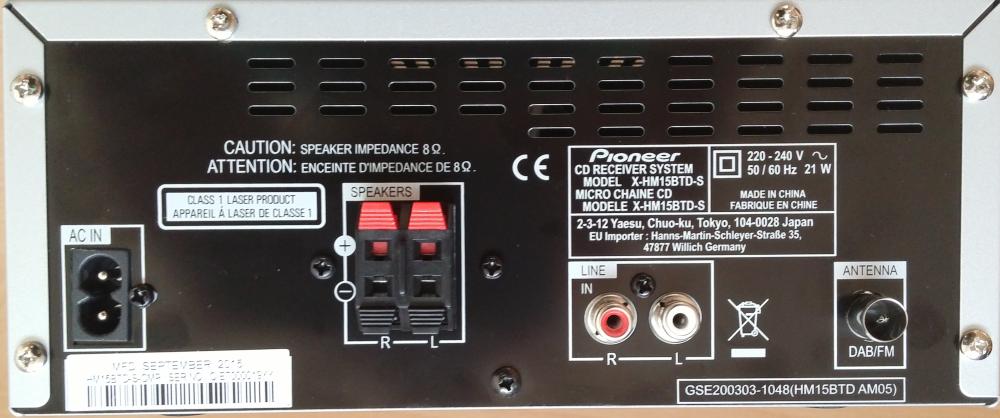 Napájecí zdroj je už pochopitelně interní, odvětrávací otvory jsou vidět na horní straně a vzadu. Zde najdete i druhou část rozhraní s jednoduchými pérovými terminály pro připojení reprosoustav. Škoda, že není k dispozici i digitální audio výstup. Mikrosystém by si ho rozhodně zasloužil!