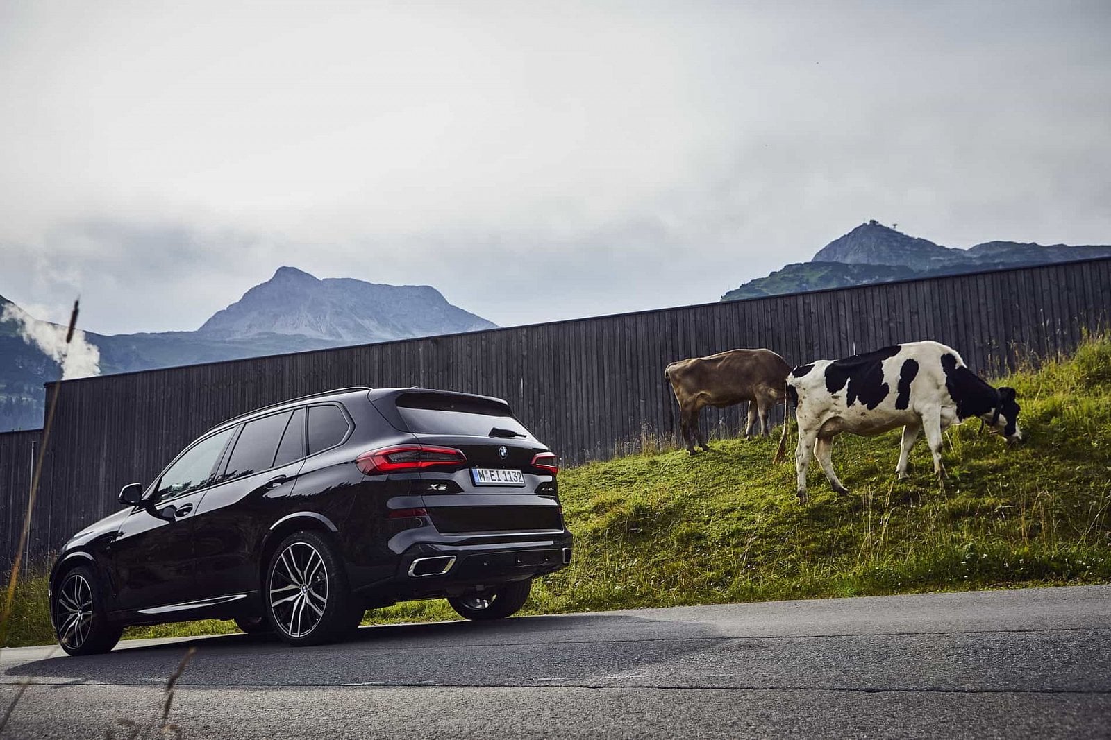 2019-08-BMW-X5-45e_04.jpg