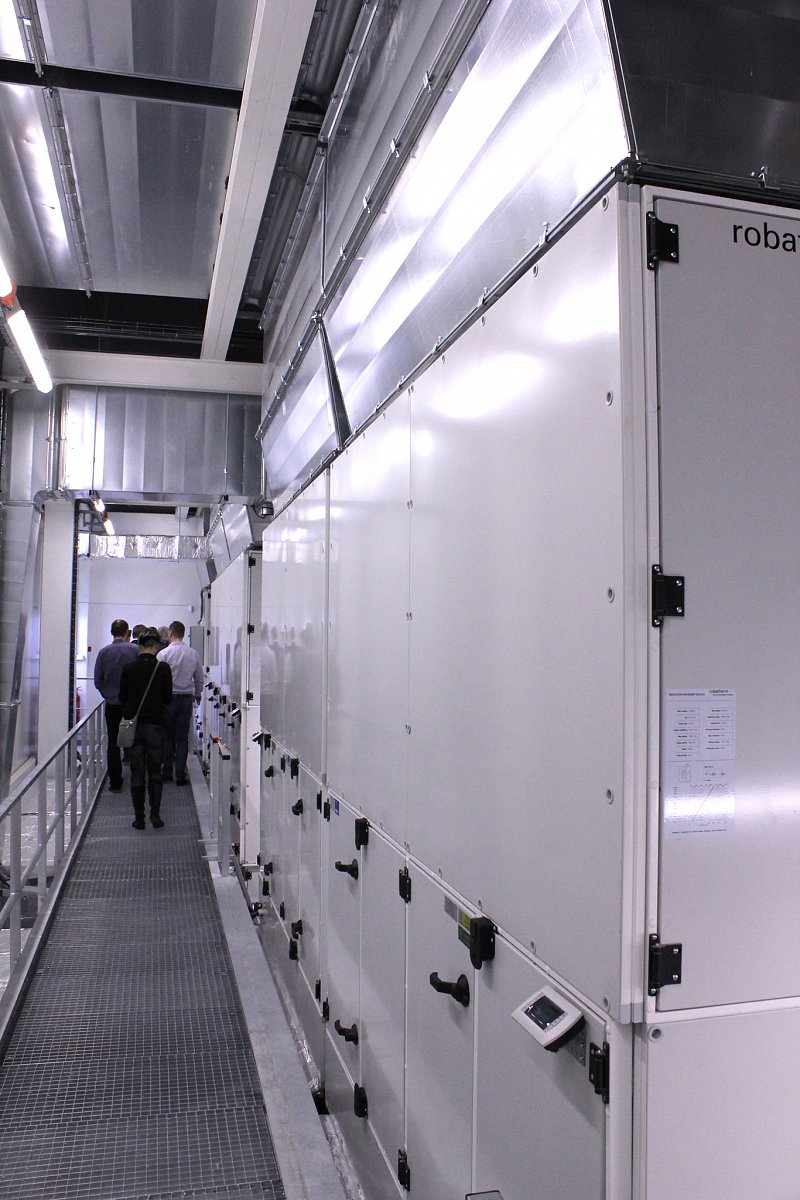 „Abychom to mohli ekonomicky provozovat, máme vlastní úpravnu vody, kterou používáme k adiabatickému předchlazení, což je vlastně rozstřikování vody do vzduchu tak, aby se ochlazoval i v běžných teplotách až do nějakých 30 °C. Při teplotách nad 30 °C nastoupí chladící kondenzátorové jednotky s přímým výparem nahoře na střeše, kde jsou osazeny klasické kompresory jako třeba v běžných klimatizacích. Ty by se ale měly používat jen řádově jednotky dní v roce,“ vysvětluje Berounský.