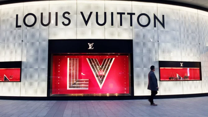 „Hon“ na chlubící se čínské boháče dopadá na tržby luxusních značek. Menší prodeje hlásí i LVMH