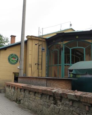 Restaurace Golf - Šilheřovice - výskyt myšího trusu na podlaze a výrazné nečistoty (prach, zbytky potravin) za kuchyňskou linkou a mrazícím zařízením. Nevyhovující byl také stav omítky v kuchyni, která se na několika místech odlupovala. Značně problematické zde bylo také skladování potravin, kdy byly na jednom místě společně uskladněny kosti, led a čerstvé kuřecí maso. Při opakované kontrole bylo shledáno, že provozovatel nerespektoval uložený zákaz a prostory dále užíval. Zákaz nadále trvá a vzhledem k porušení uloženého opatření bude provozovateli navýšena navržená sankce ve správním řízení.