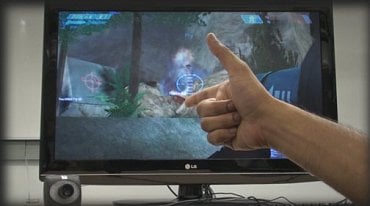 Na obrázku vidíte, jak jednoduchým gestem ruky můžete vystřelit v akční hře.