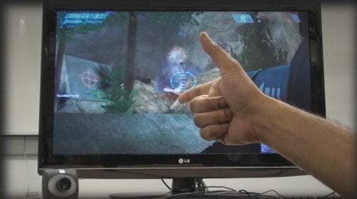 Na obrázku vidíte, jak jednoduchým gestem ruky můžete vystřelit v akční hře.