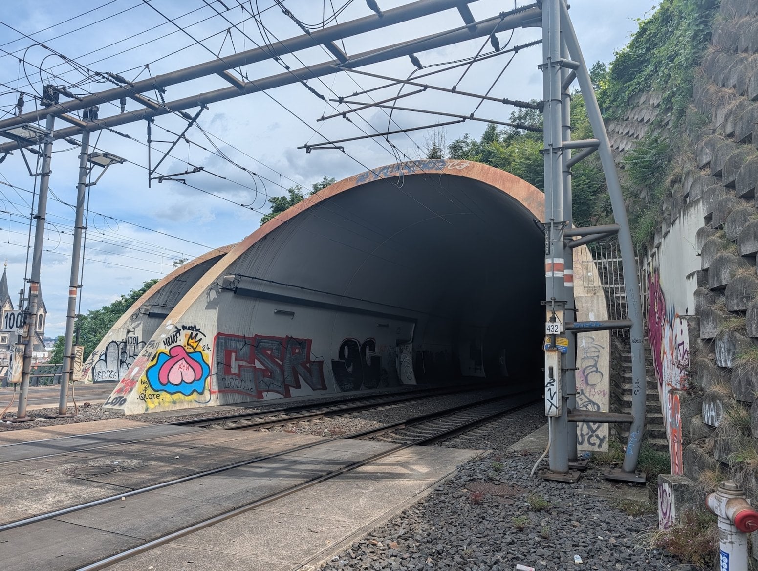Mobilní signál 5G v železničním tunelu v Praze na Vítkově