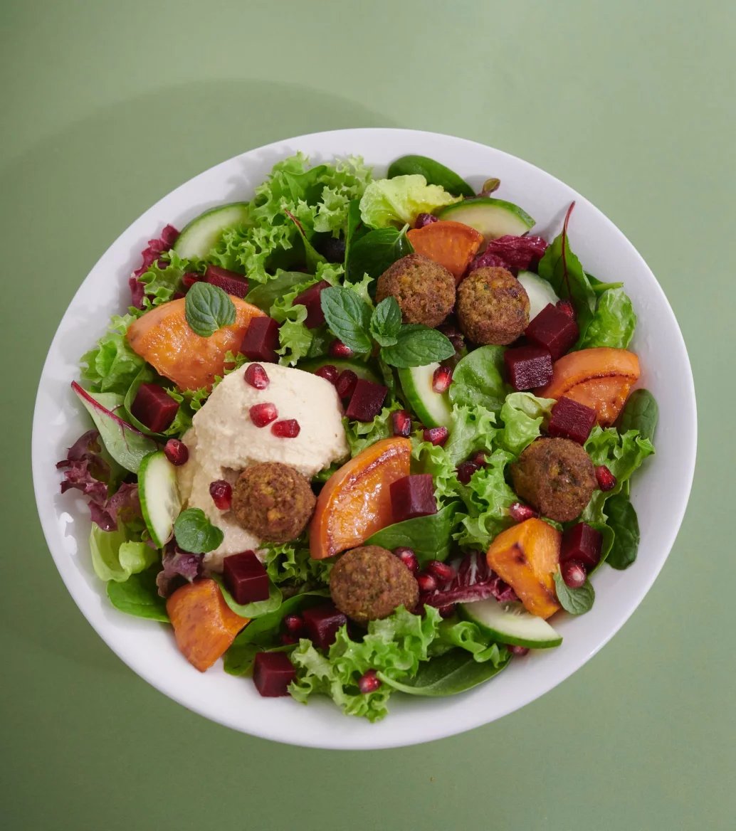 Salát s falafelem a tahini dean&david