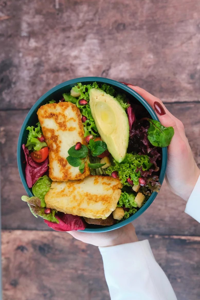 Salát s haloumi a avokádem dean&david