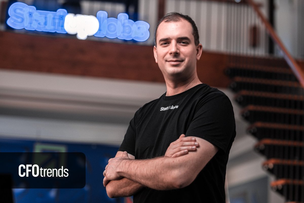 Kdy Češi nejčastěji hledají práci? V pondělí během oběda, ukazují data StartupJobs