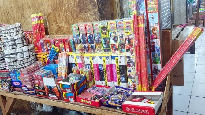 11.12.25 1*/petardy, pyrotechnika, ohňostroj, tržnice