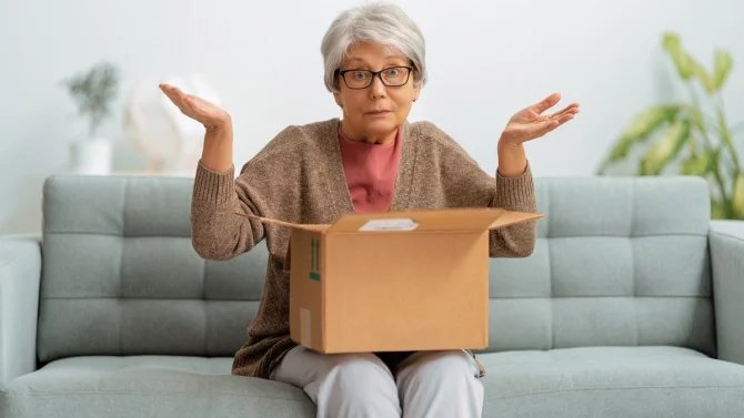 26.2.25 1*/starší žena, senior, balík, pošta, smutek, šok