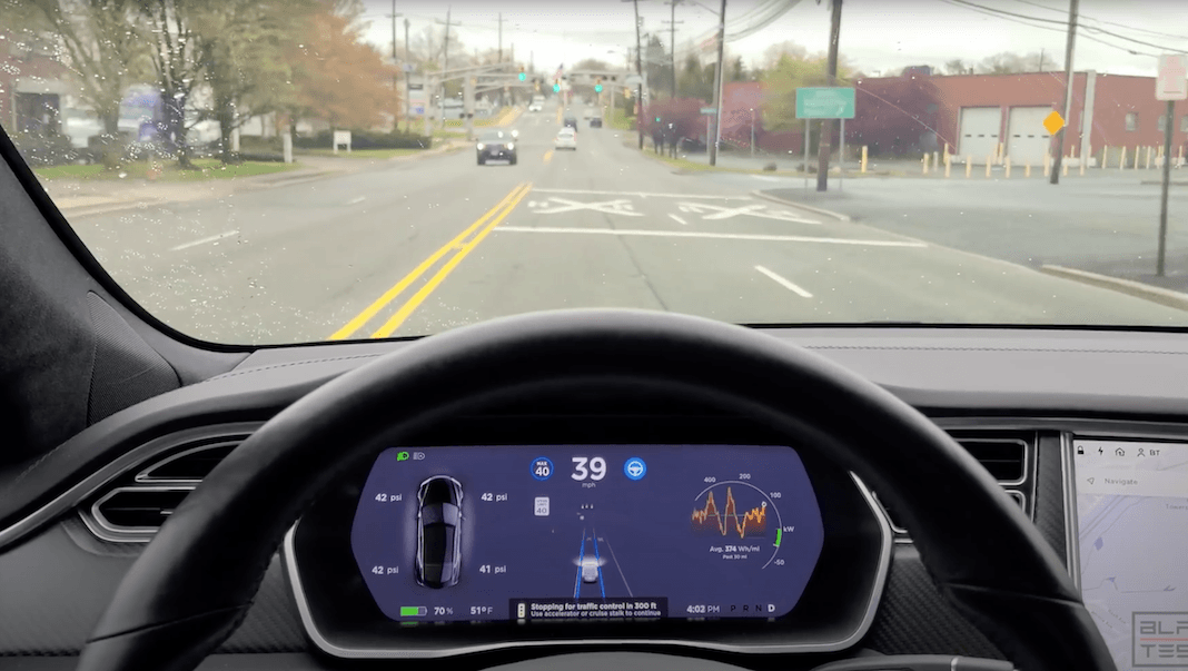 Tesla už pozná stopku a semafor. Brzdí ale i na zelenou