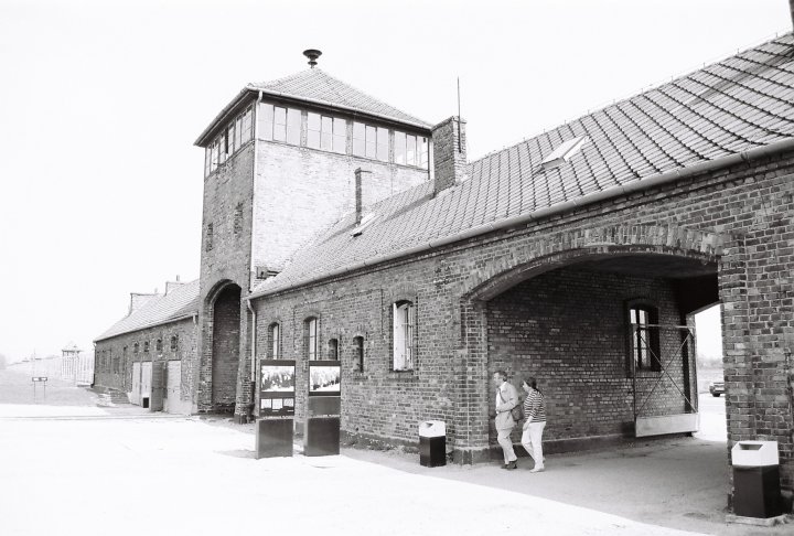 Hlavní brána koncentračního tábora Březinka (Birkenau)