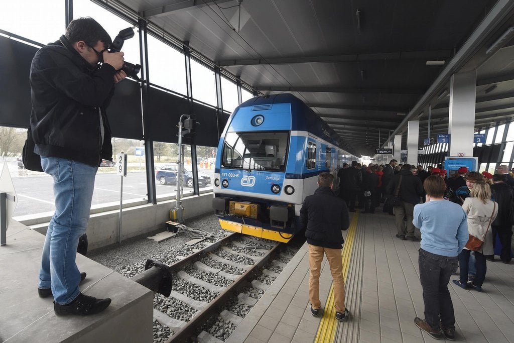 2016-10-na-letic5a1tc49b-v-ostravc49b-jezdc3ad-vlak-5.jpg