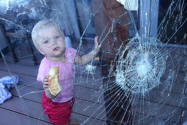 Bezpečnostní folie jsou nenápadné a poslouží nejen jako ochrana proti zlodějům, ale také jako ochrana děti v případě rozbití typicky třeba skla balkonových dveří. 