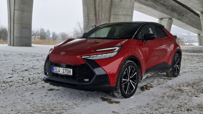 V Praze už zdarma parkovat nemůže, ale jinak je téměř bez chyby. Vyzkoušeli jsme Toyotu C-HR 2.0 PHEV Executive
