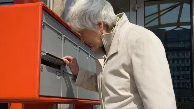 Pošťák vás doma nezastihl, tak nechal důchod na poště. Vy se o tom ale nedozvíte