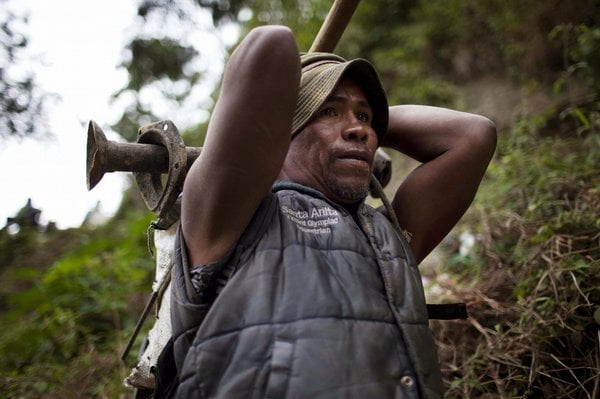 2016-10-chudc3a9-guatemalce-c5beivc3ad-kovovc3bd-odpad-ze-sklc3a