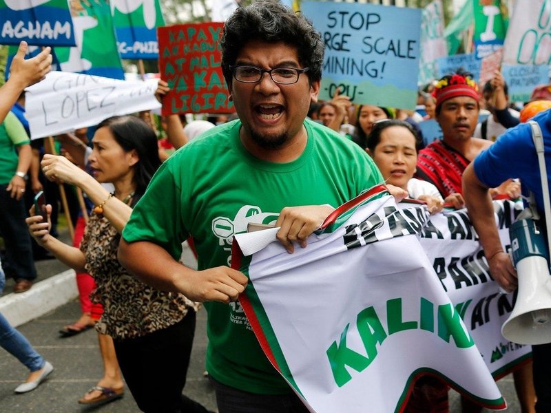 Demonstrace na podporu uzavření dolů drahých kovů na Filipínách. 