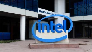 Logo společnosti Intel před jejím sídlem