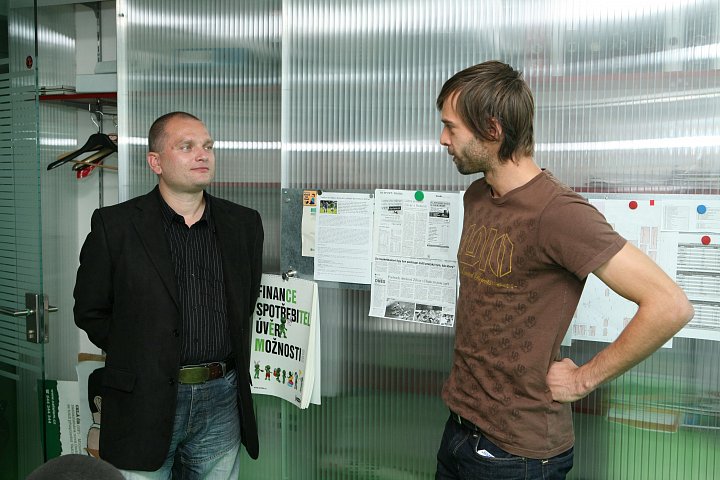 Lukáš Zilvar z oddělení CRM a nových projektů s autorem článku diskutuje o virtuálních platebních kartách