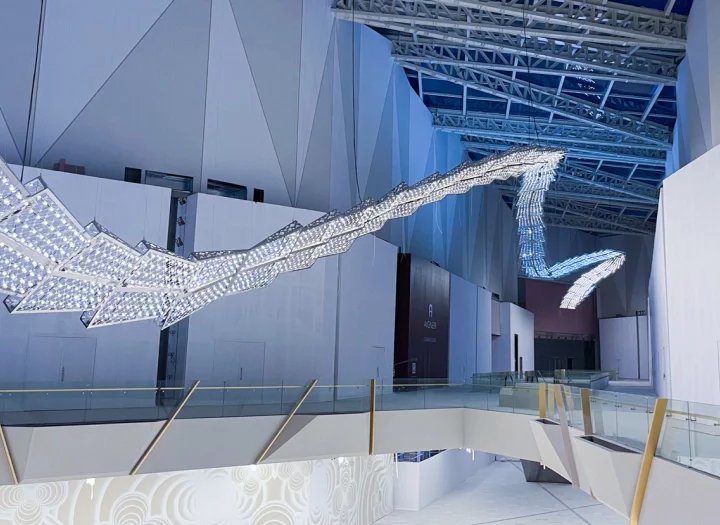 Česká společnost Crystal Caviar vyrobila pro rijádský obchodní dům 228 metrů dlouhý lustr